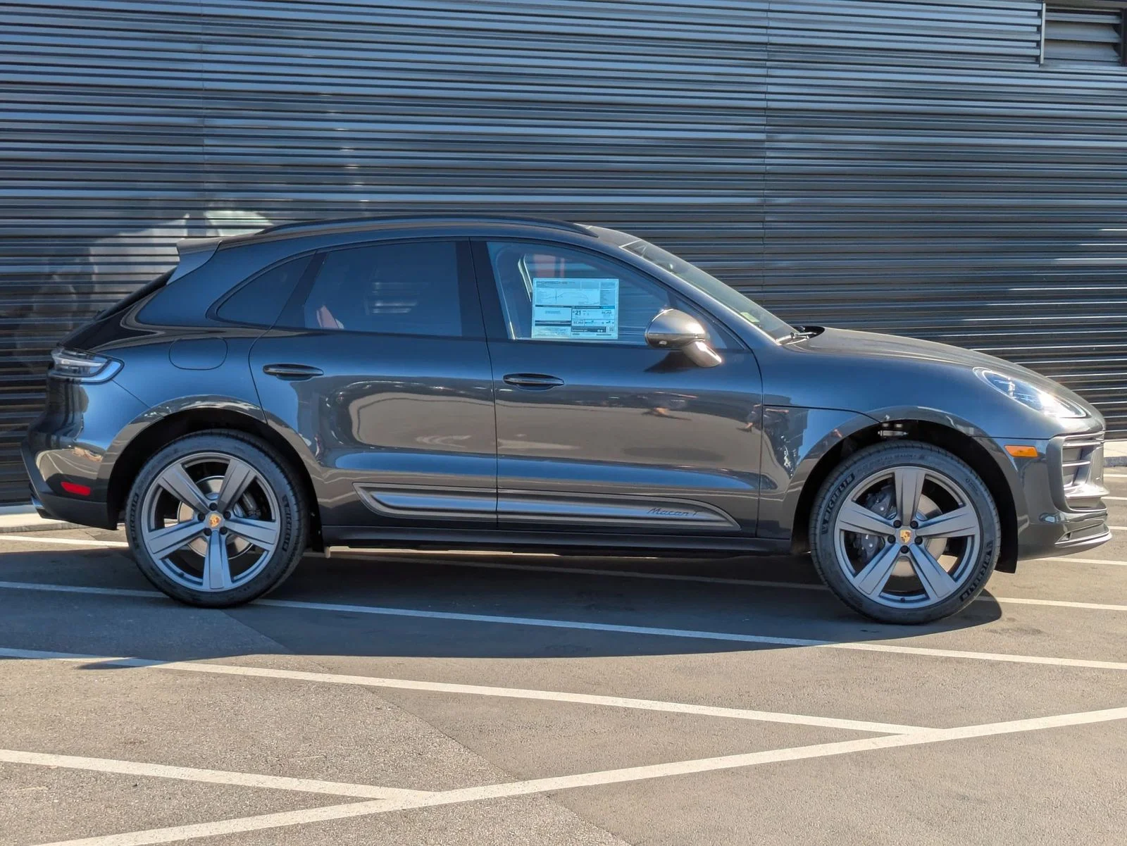 2026 Porsche Macan T - Photo 8