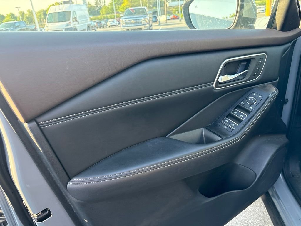 Used 2021 Gray Nissan SL image 7