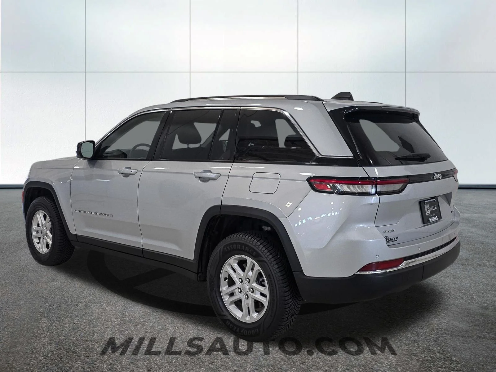 Used 2023 Silver Jeep Laredo image 4