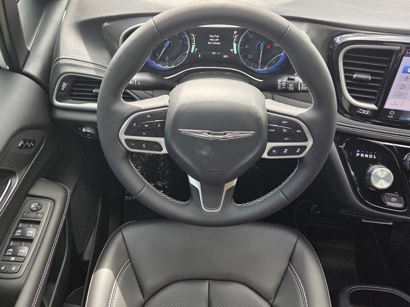 2026 Chrysler Pacifica Select - Photo 13