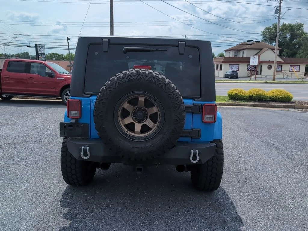 Used 2011 Blue Jeep Sahara image 7