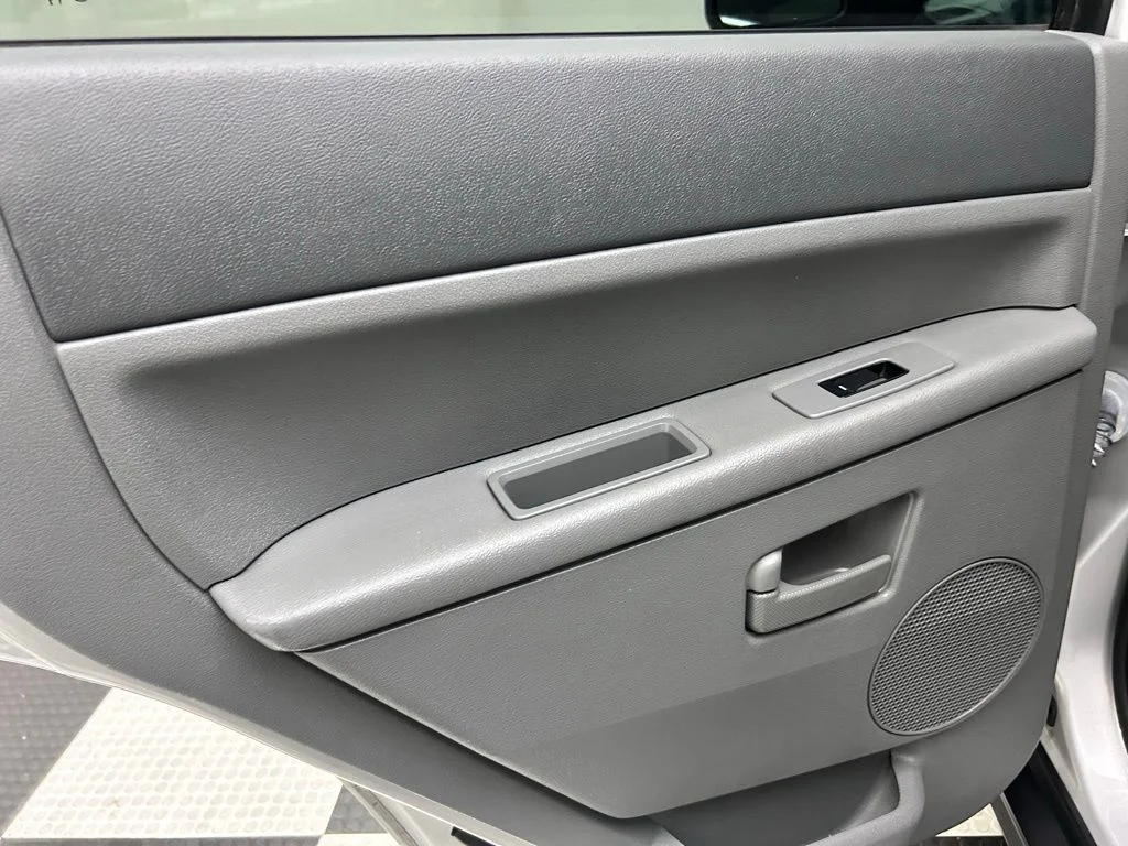 Used 2007 Silver Jeep Laredo image 13