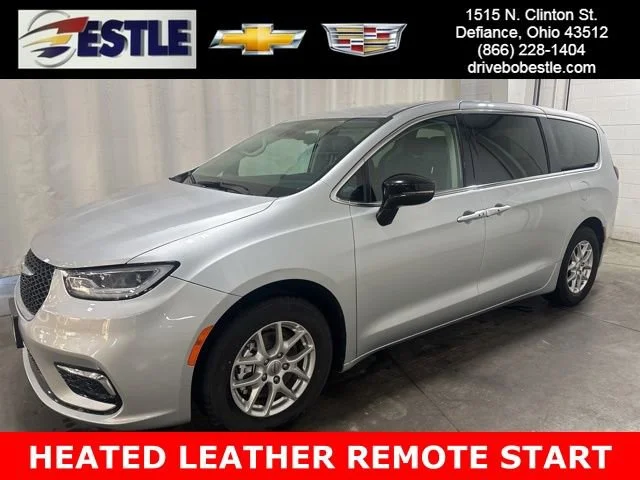 2024 Chrysler Pacifica Touring L's photo