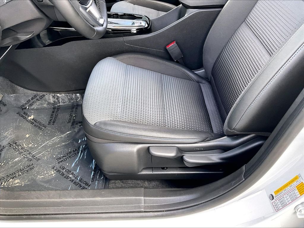 Used 2025 White Chevrolet LT image 33