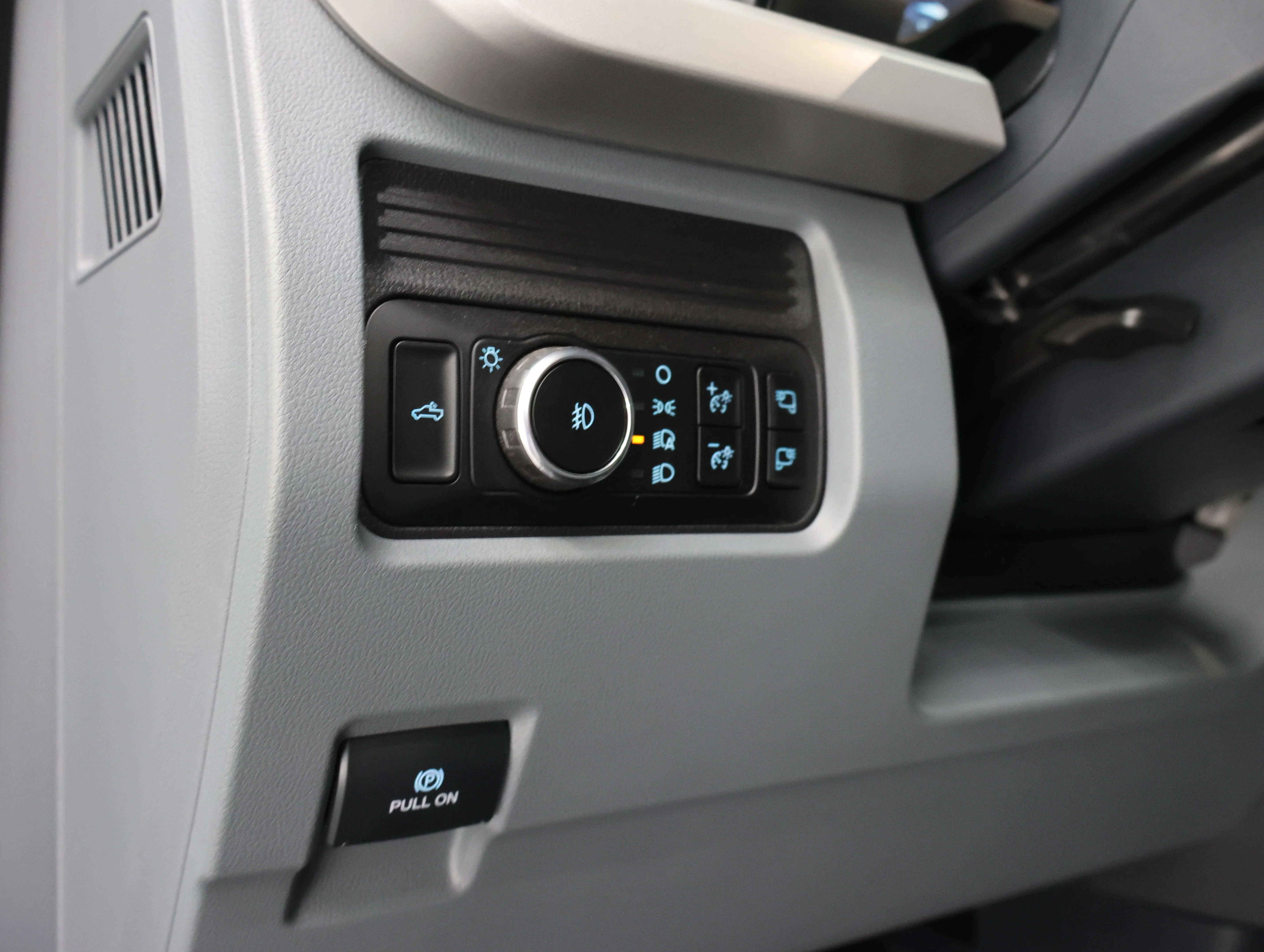 2025 Ford F-350 Super Duty XLT - Photo 37