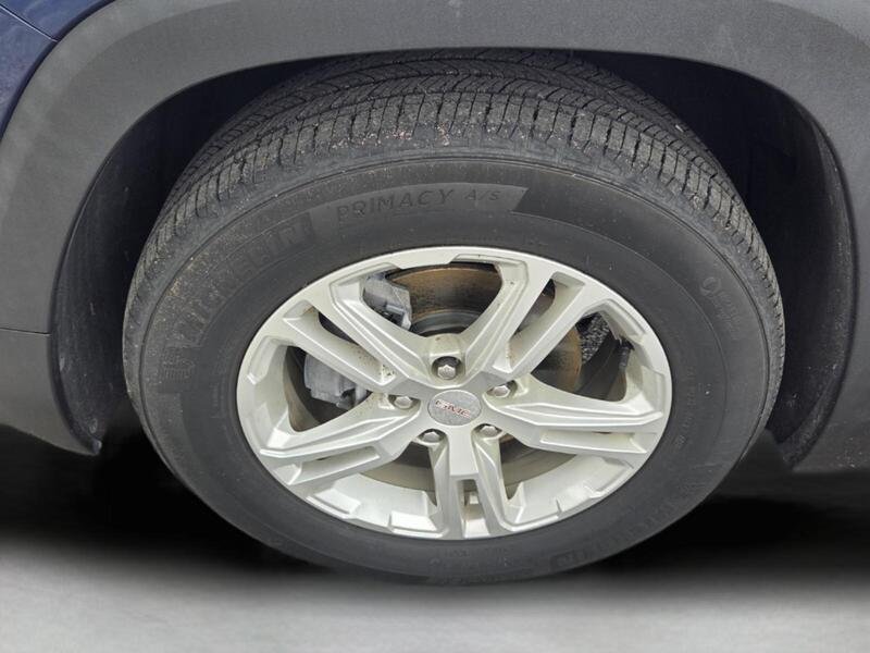 Used 2023 Marine Metallic GMC FWD 4DR SLE image 9