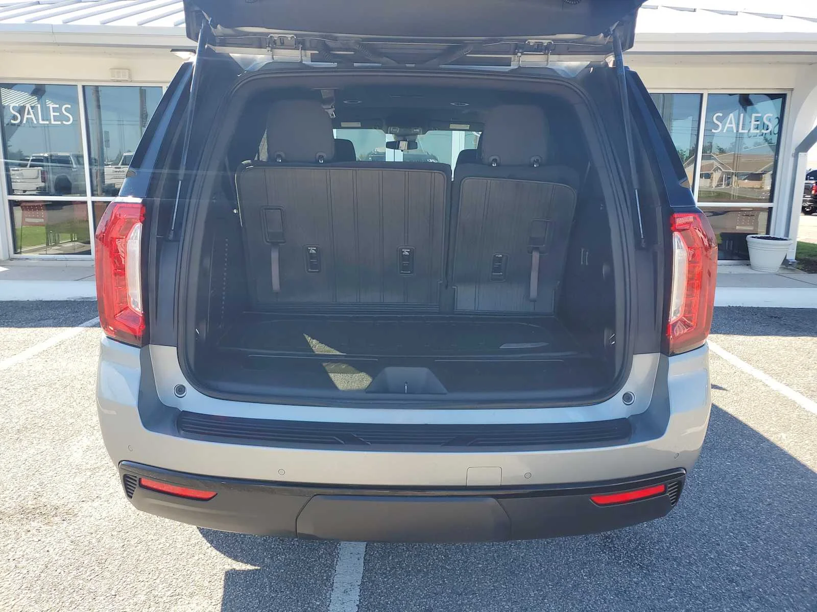 Used 2024 Sterling Metallic GMC SLE image 7