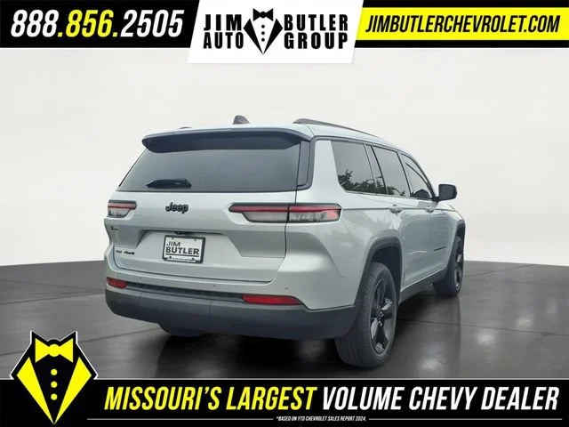 Used 2021 Silver Jeep Altitude 4x4 image 24