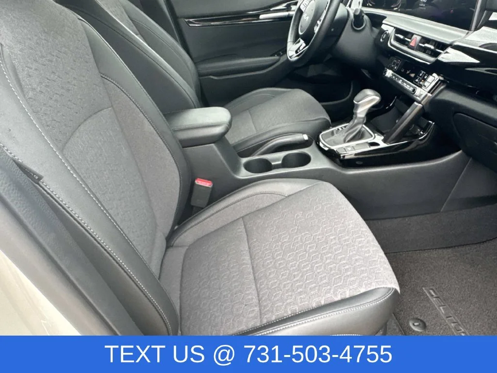 Used 2025 White Kia S image 23