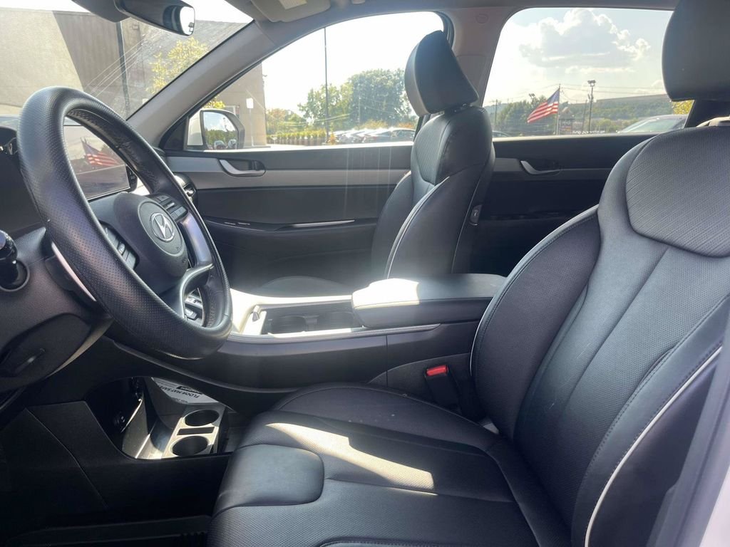 Used 2025 White Hyundai SEL image 17