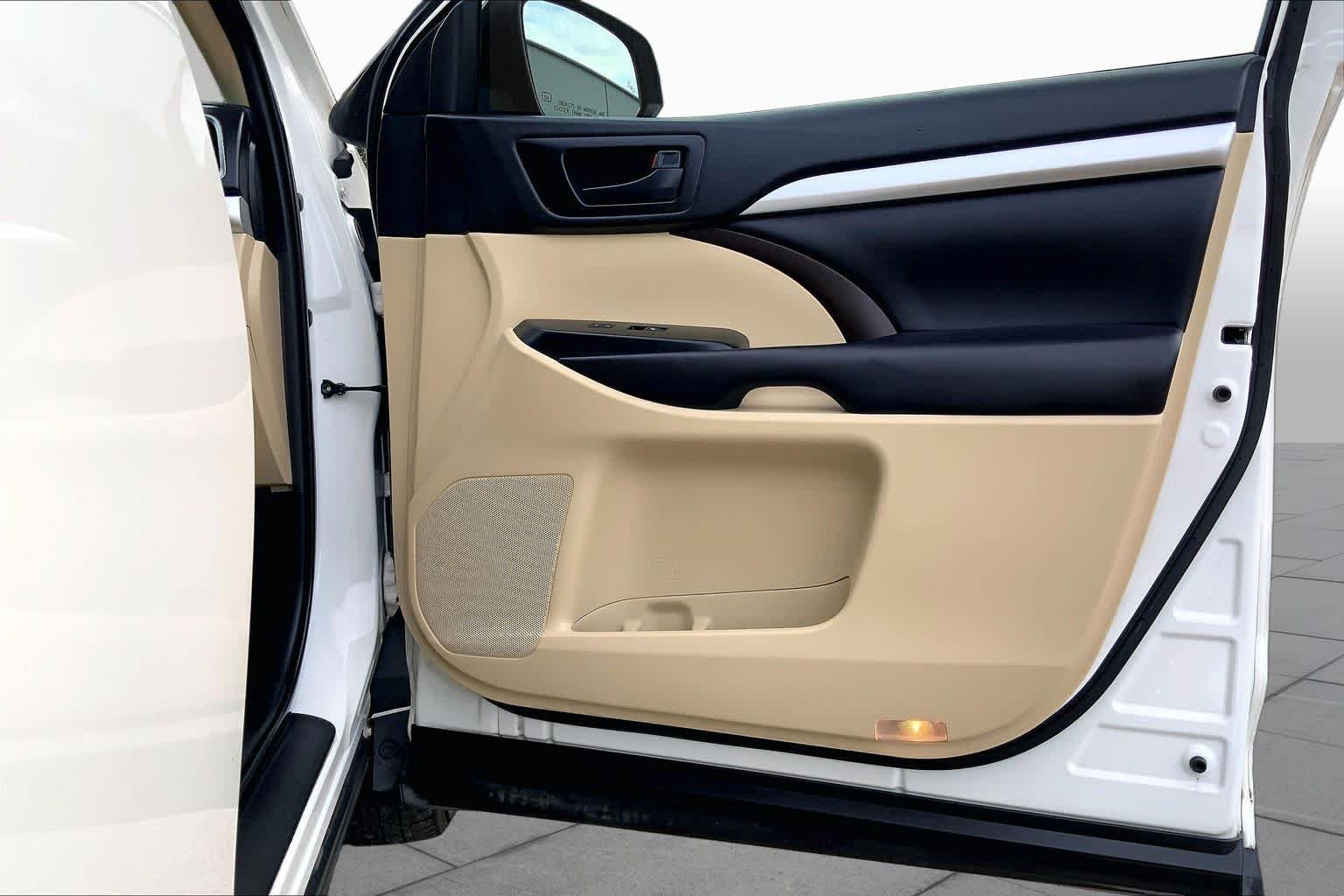 Used 2019 Blizzard Pearl Toyota LE image 22
