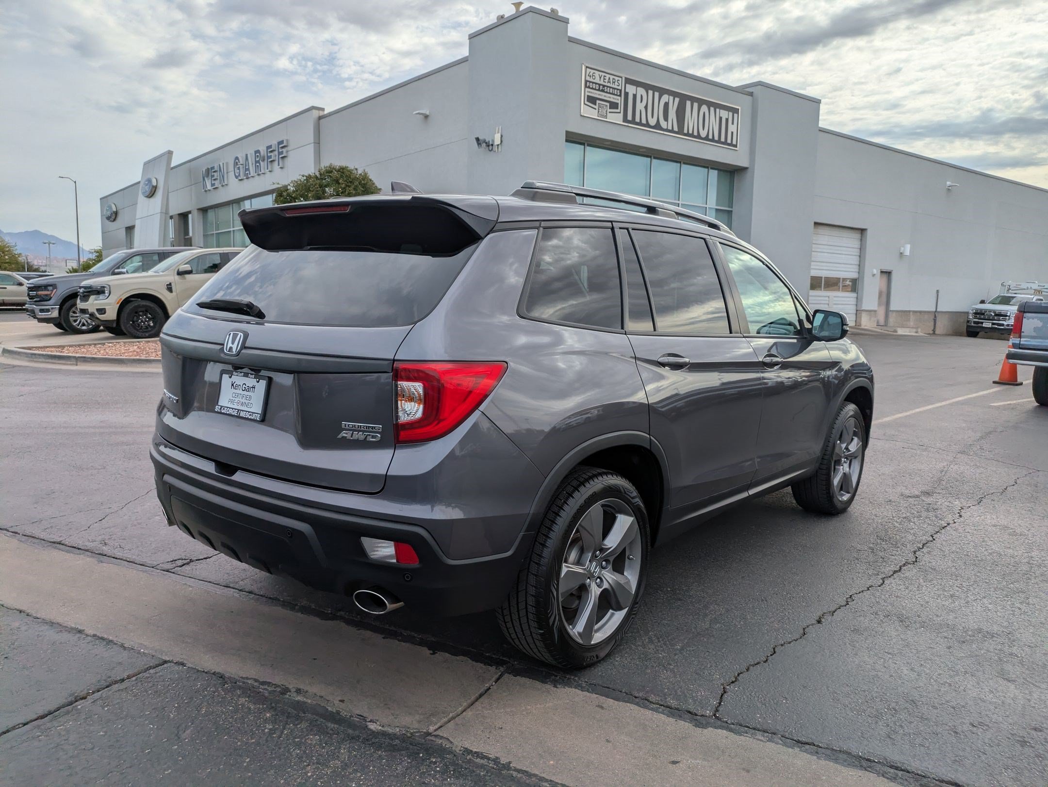 Used 2021 Lunar Silver Metallic Honda Touring image 3