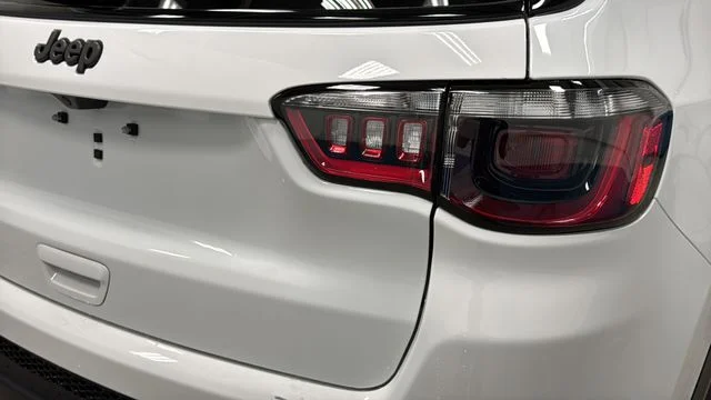 New 2026 Bright White Clear-Coat Exterior Paint Jeep Latitude image 37