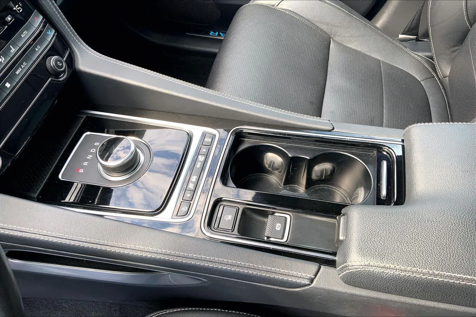 Used 2019  Jaguar S image 16