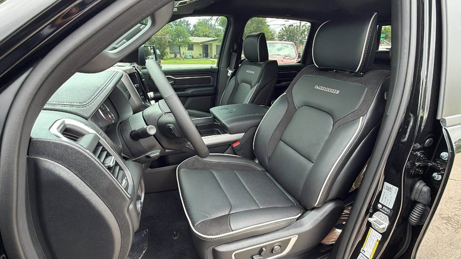 New 2026 Diamond Black Crystal Pearl-Coat Exterior Paint RAM Laramie image 12