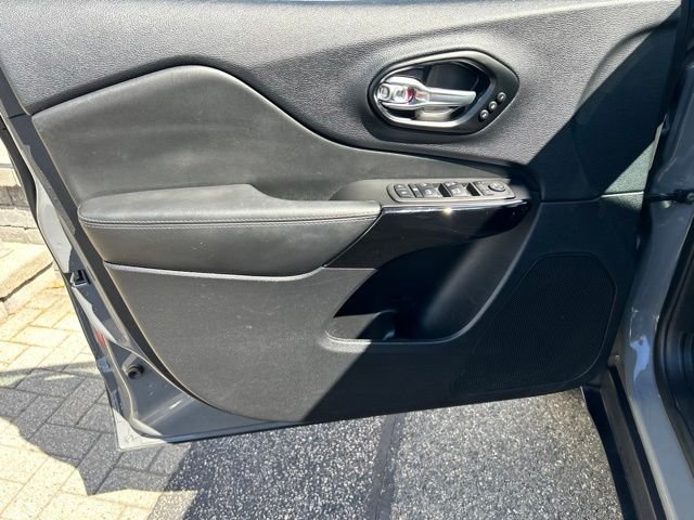 Used 2023 Gray Jeep Altitude image 10