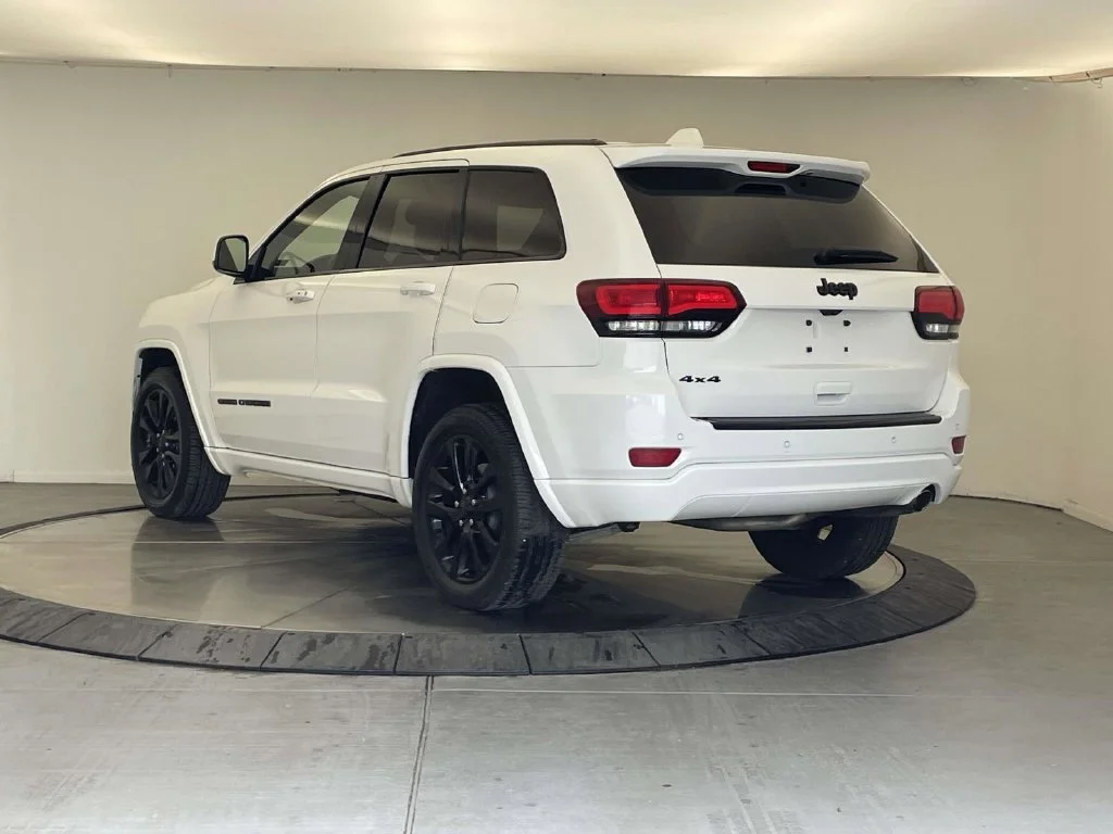 Used 2018 White Jeep Altitude image 3