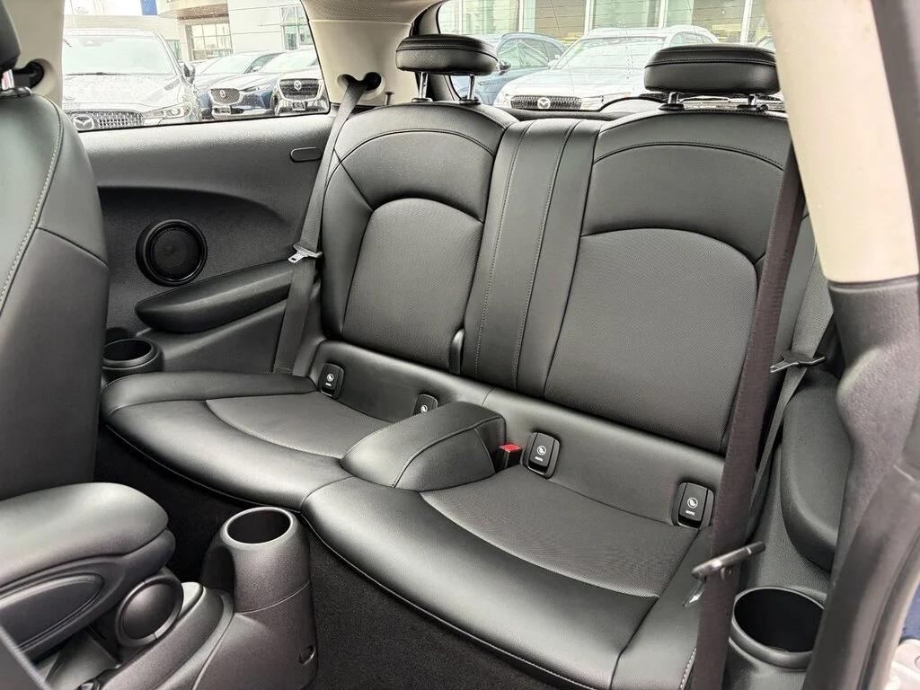 Used 2018  MINI 3 Door Great price,Fun to drive,Financing availa image 11