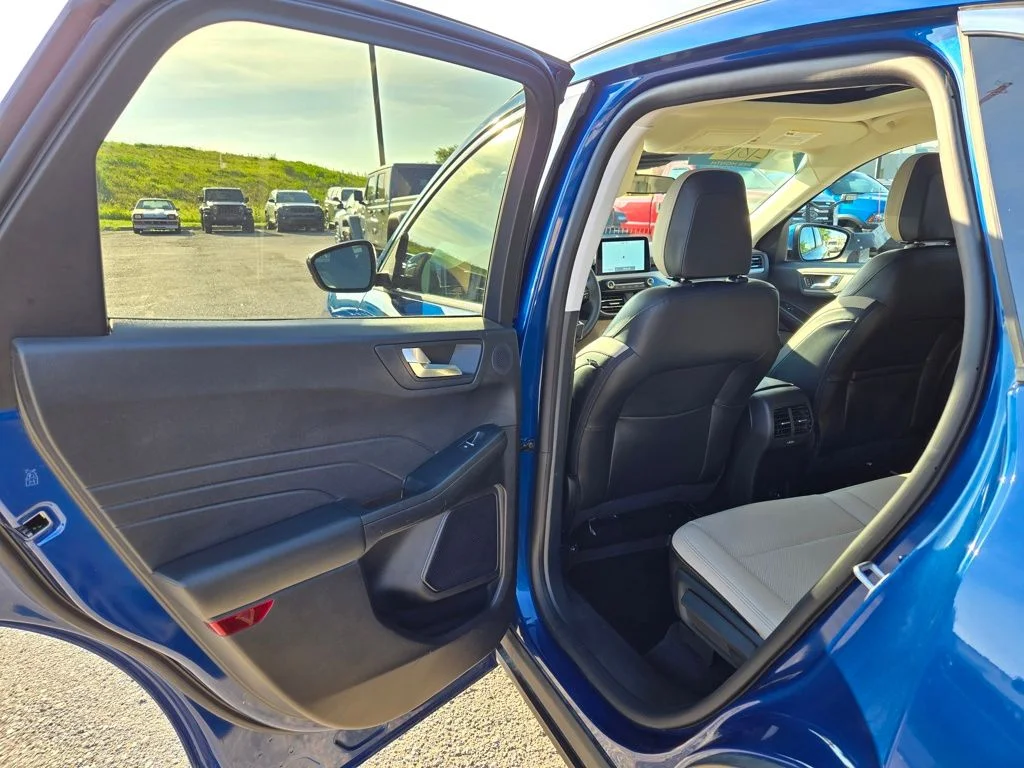 Used 2022 Blue Ford SEL image 28