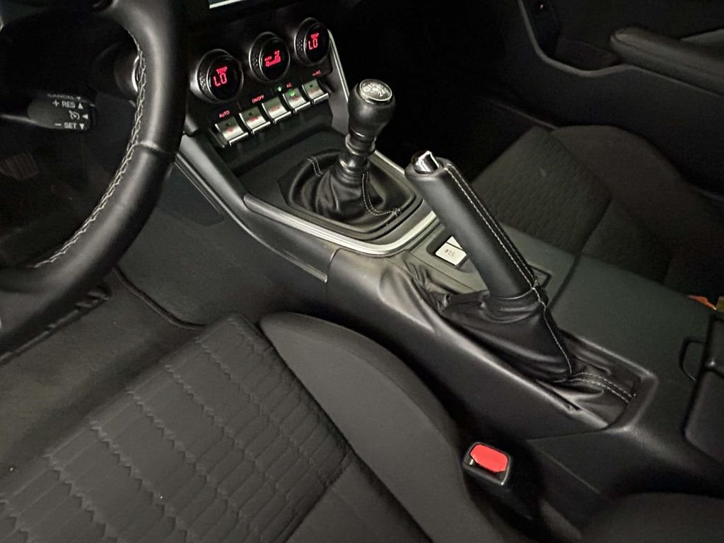 Used 2023  Toyota Base image 18