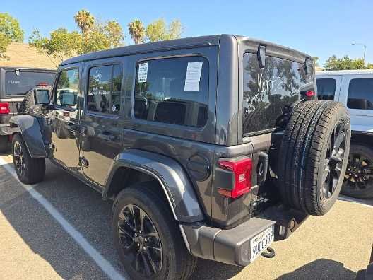 Used 2025 Granite Crystal Metallic Clearcoat Jeep Sahara image 4