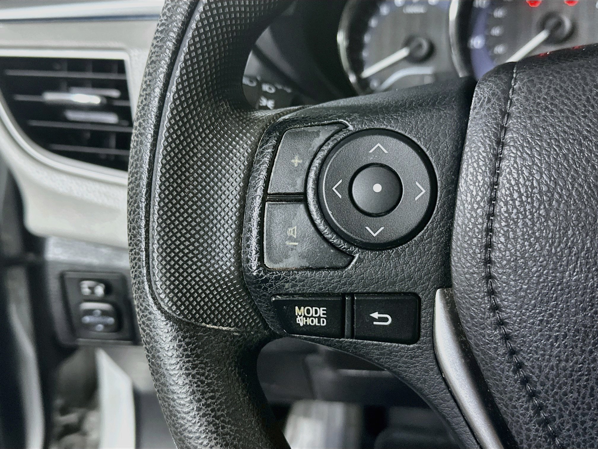 Used 2015 Classic Silver Metallic Toyota LE image 16