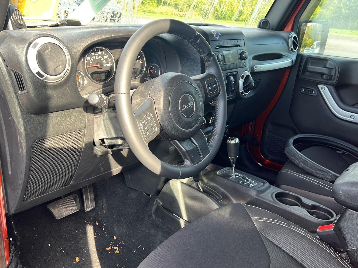 Used 2014 Copperhead Pearlcoat Jeep Sahara image 4