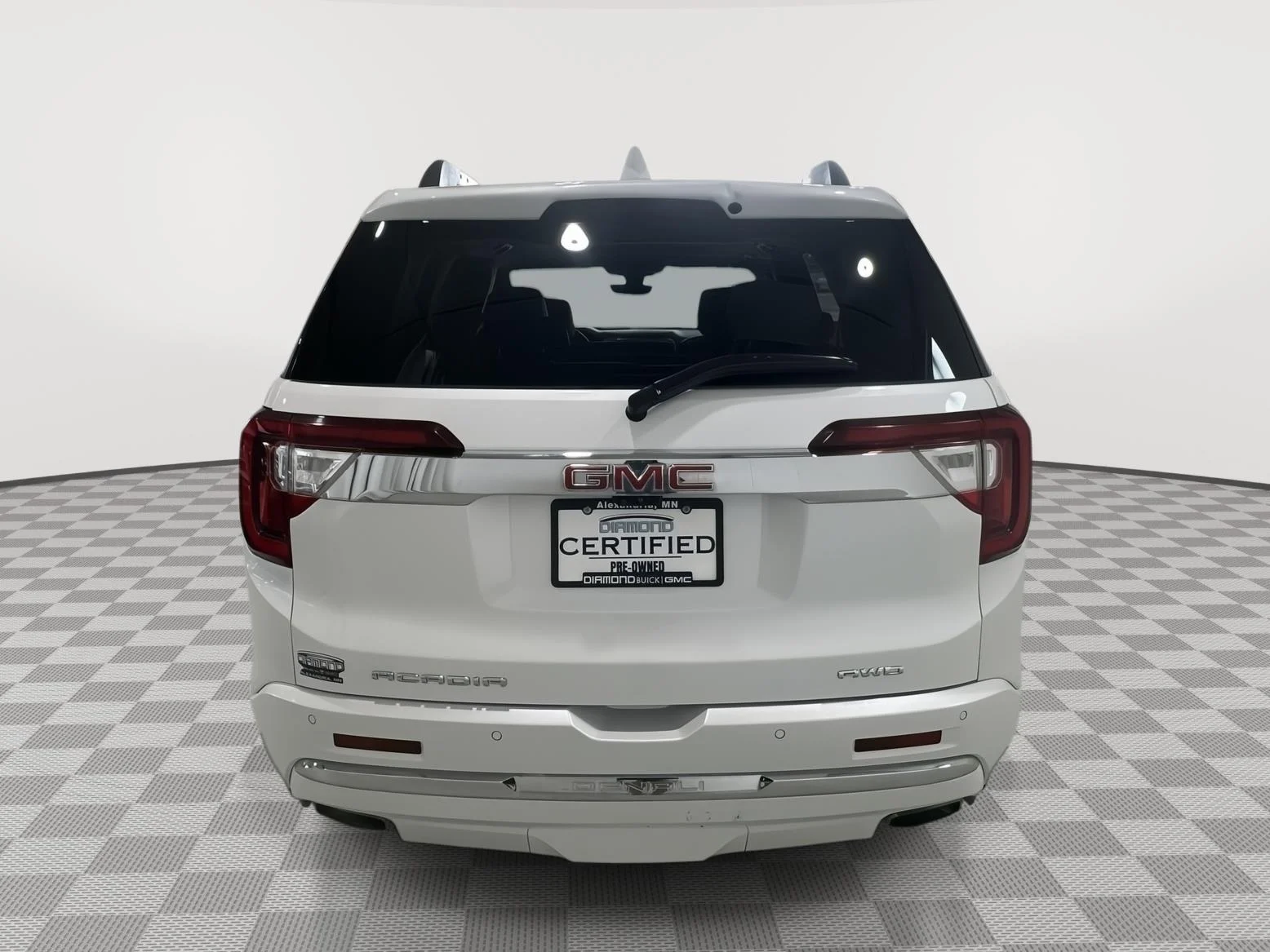 Used 2022 White Frost Tricoat GMC Denali image 4