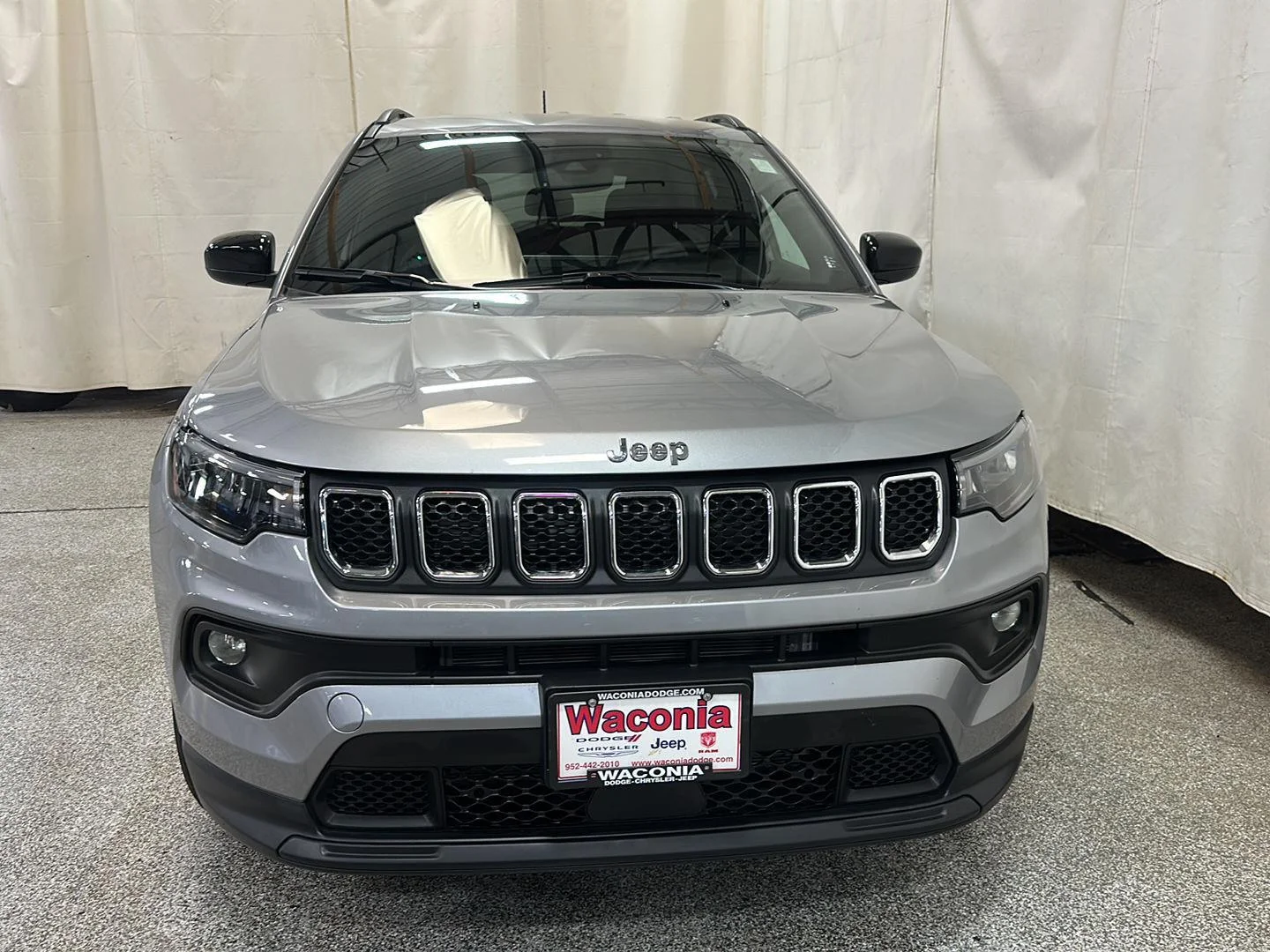 Used 2023 Billet Silver Metallic Clearcoat Jeep Latitude image 8
