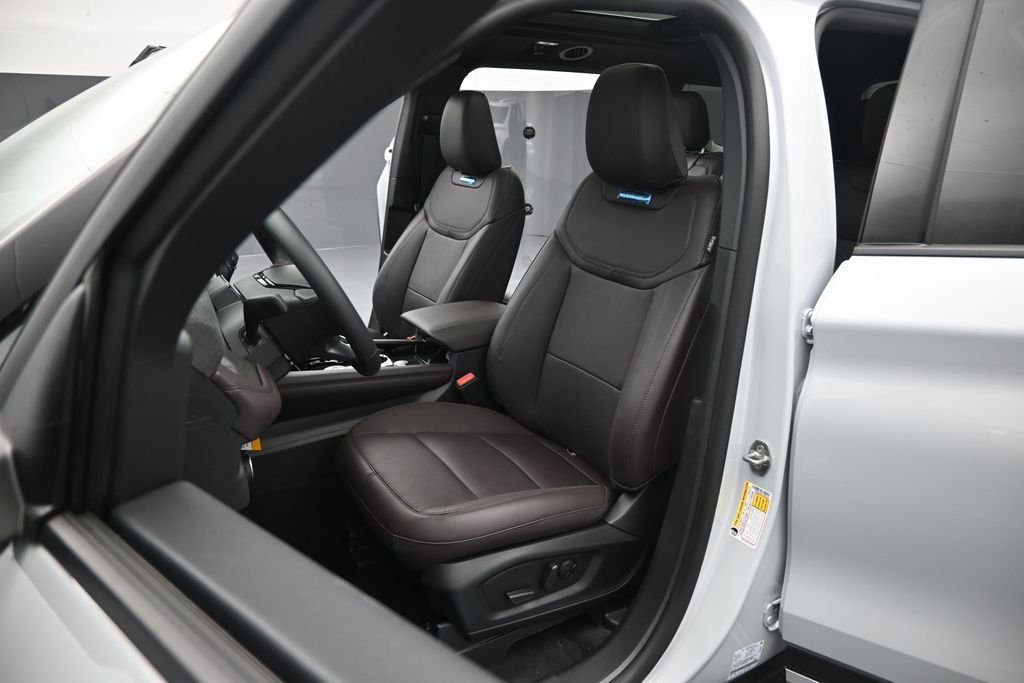 New 2026 Star White Metallic Tri-Coat Ford Platinum image 8
