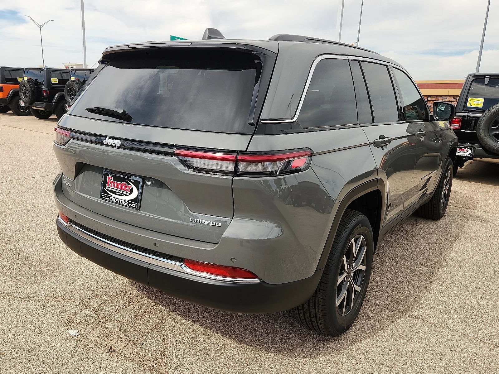 New 2027 Sting-Gray Clear-Coat Paint Jeep LAREDO X 4X4 image 4
