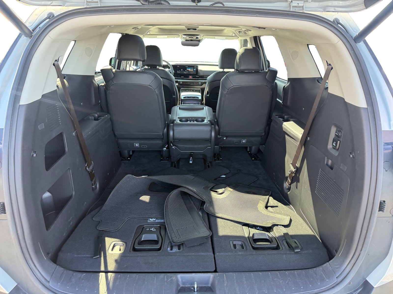 Used 2025 Ivory Kia SX image 17