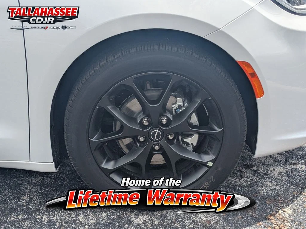 New 2026 Bright White Clear-Coat Exterior Paint Chrysler Limited image 11