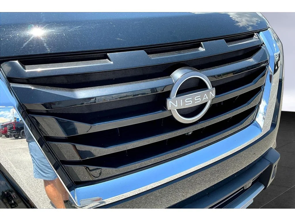 Used 2023  Nissan Platinum image 22