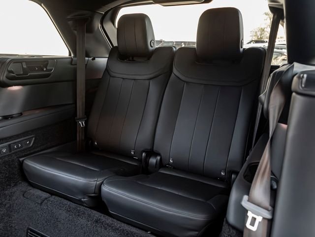 Used 2023 Carpathian Gray Premium Metallic Land Rover SE image 25