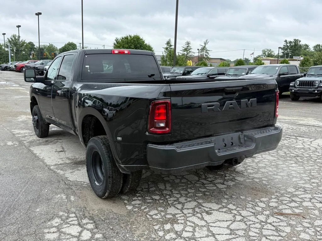 New 2026 Diamond Black Crystal Pearl-Coat Exterior Paint RAM Tradesman image 9