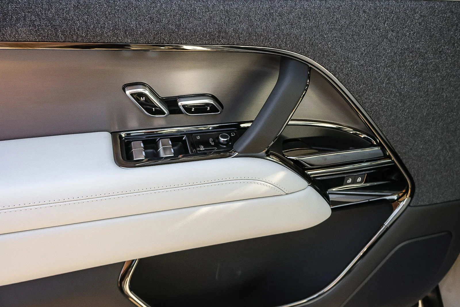 New 2026 Borasco Grey Land Rover SE image 30