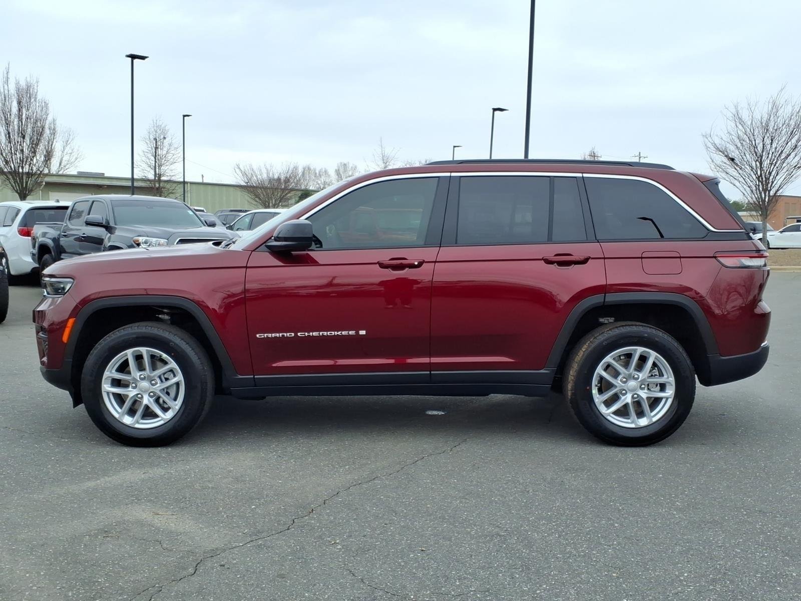 New 2026 Velvet Red Pearl-Coat Exterior Paint Jeep Laredo image 3