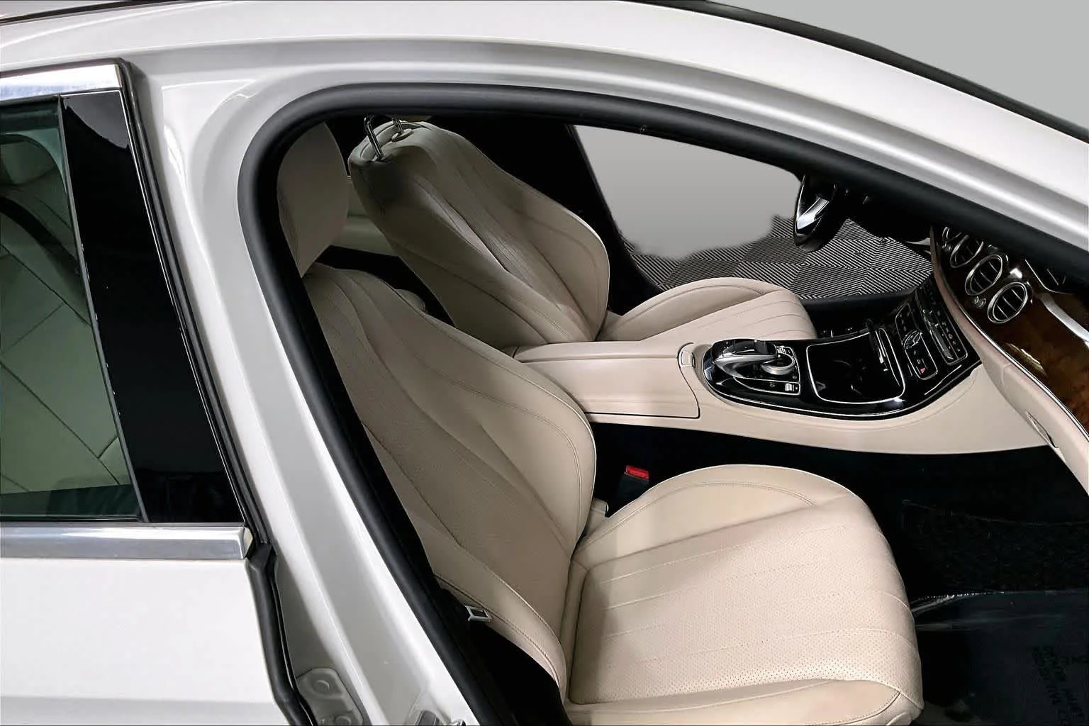 Used 2017 Polar White Mercedes-Benz E 300 Luxury image 8