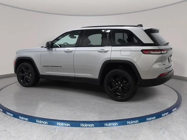 Used 2024 Silver Jeep Altitude X image 9