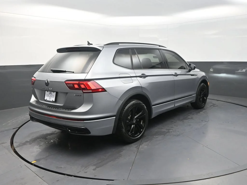 Used 2024  Volkswagen 2.0T SE R-Line Black image 11