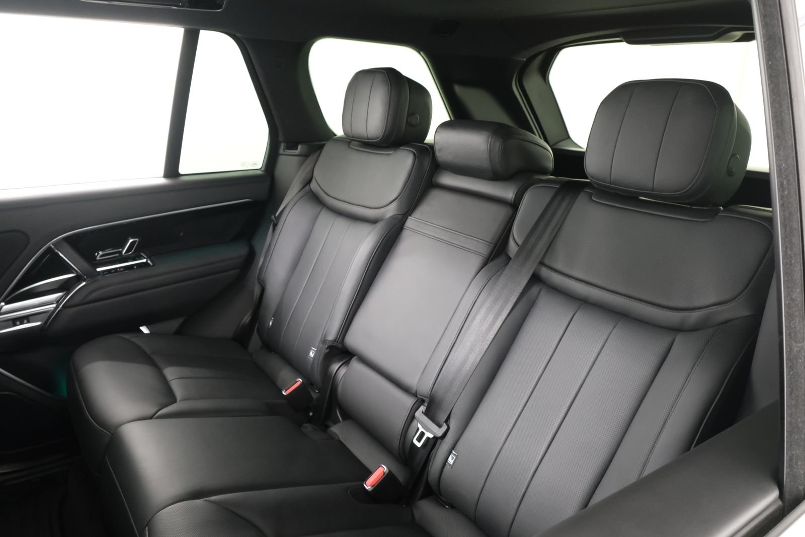 Used 2023 Silver Land Rover SE image 32