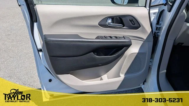 2023 Chrysler Pacifica Hybrid Touring L - Photo 13