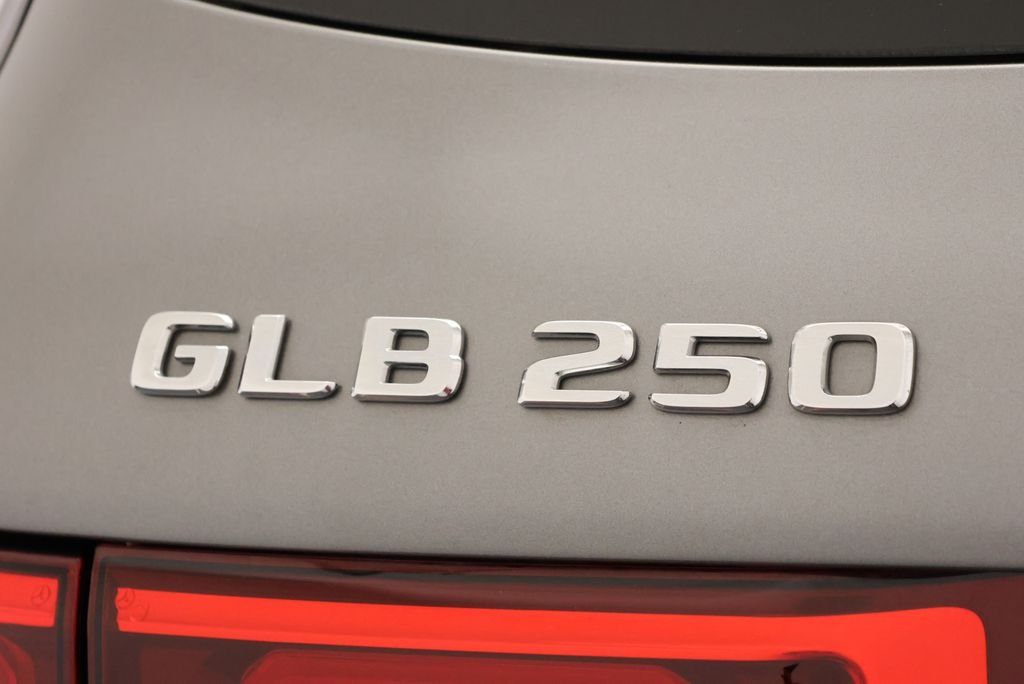 Used 2022 Mountain Gray Metallic Mercedes-Benz GLB 250 image 9