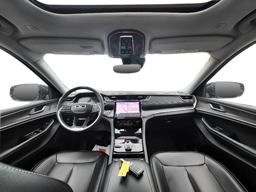 Used 2023 Diamond Black Crystal Pearlcoat Jeep Limited image 10