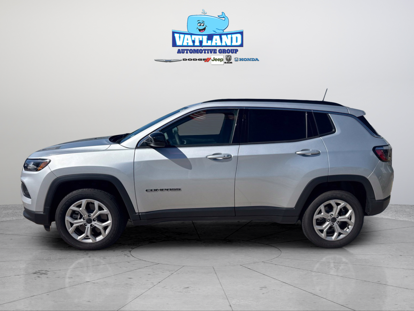 Used 2025 Silver Jeep Latitude image 2