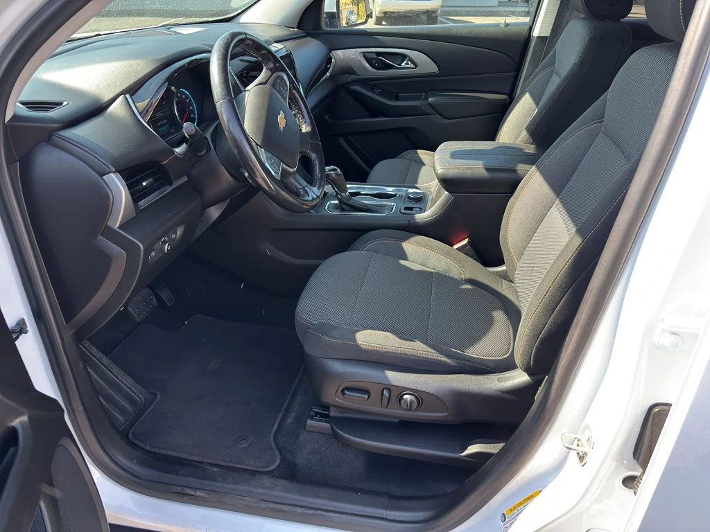 Used 2018 Summit White Chevrolet LT Cloth image 9