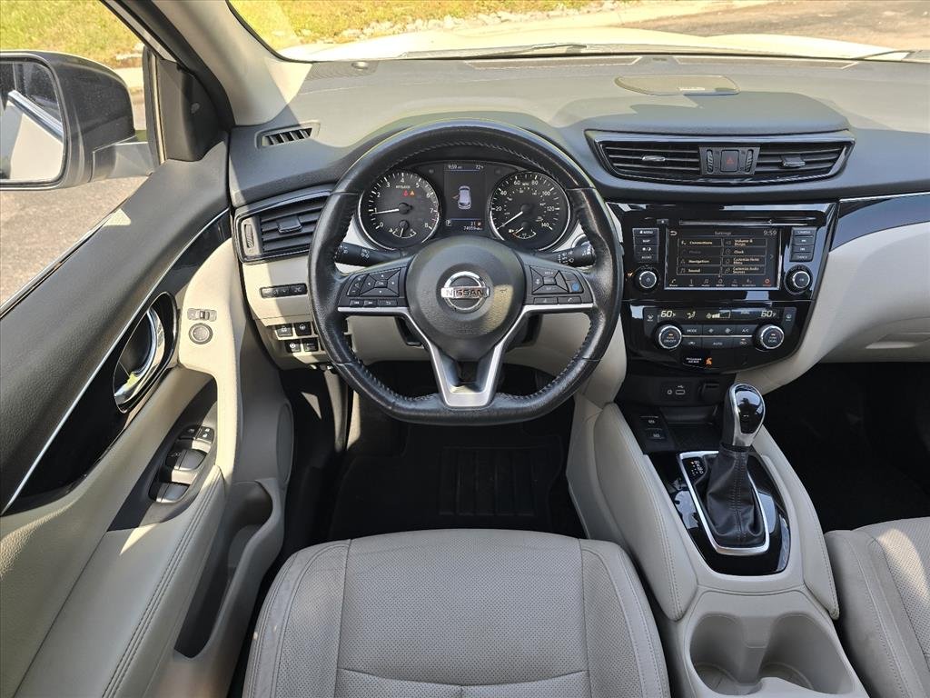 Used 2019 White Nissan SL image 13