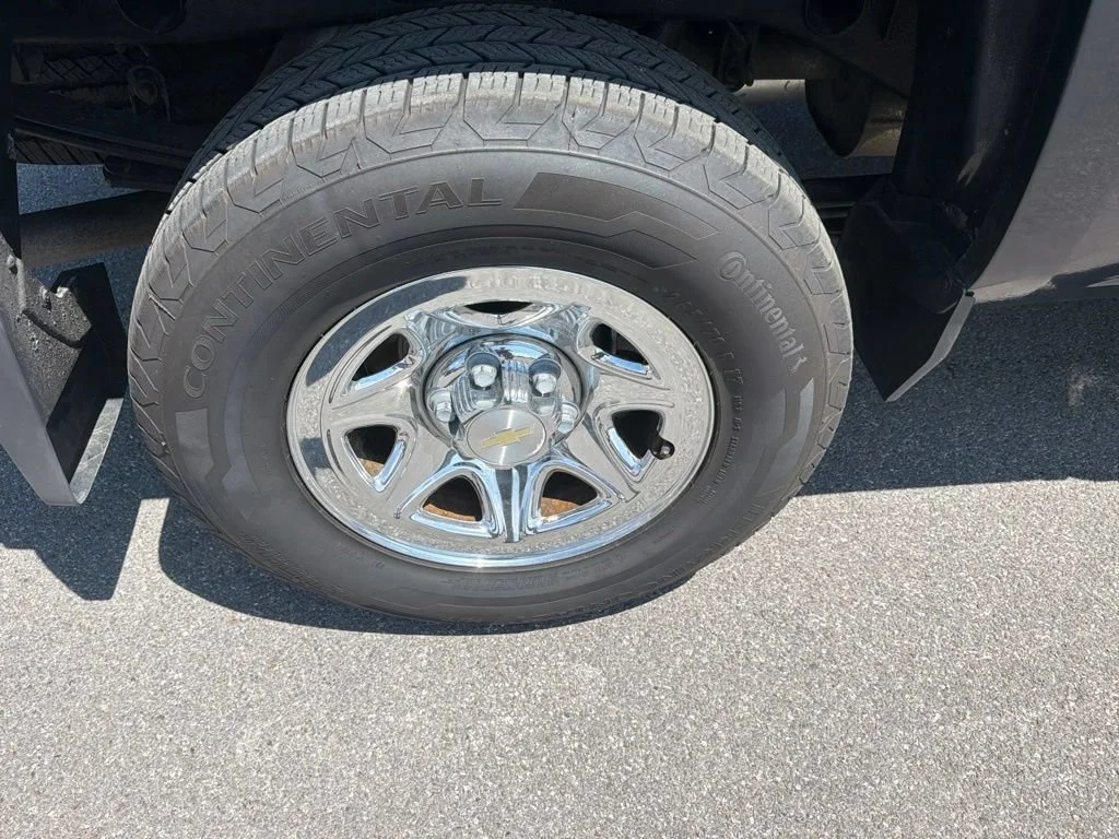 Used 2018 GRAPHITE METALLIC Chevrolet LS image 14