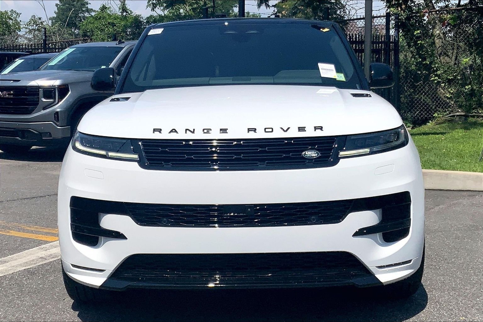 New 2026 Fuji White Land Rover Dynamic SE image 3